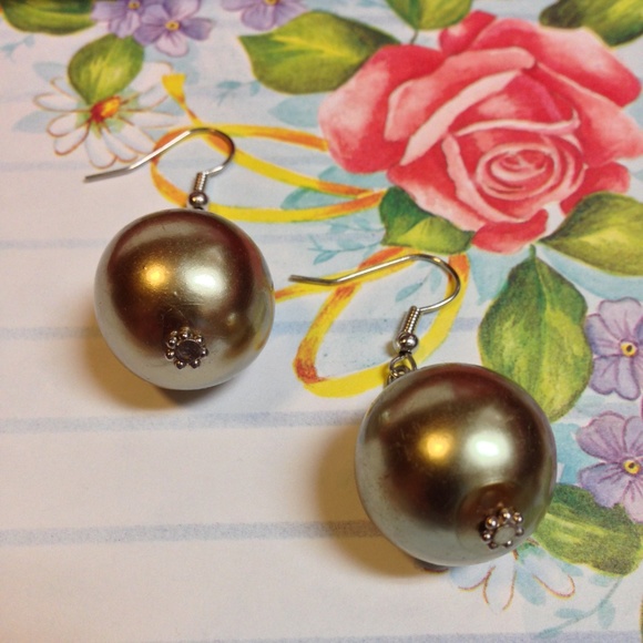 Pearl In A Metallic Brown Tone Drop Earrings - Picture 5 of 8